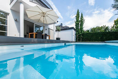 Pool mit Holz-Deck