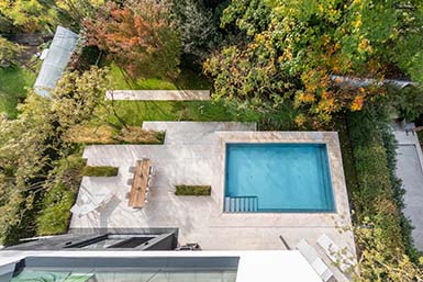 Pool & Terrasse von oben