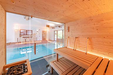 Sauna mit Blick zum Solebecken